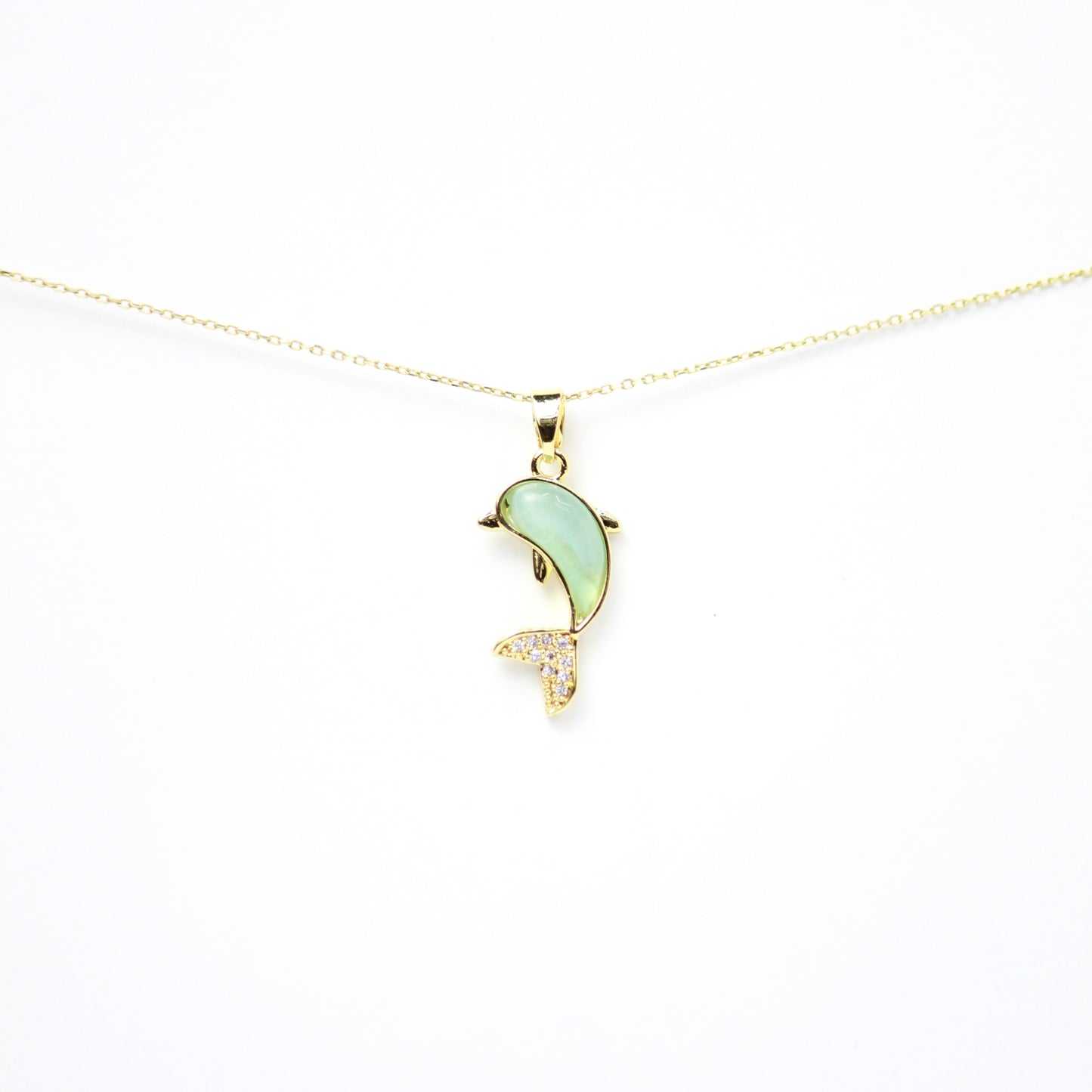 Dije delfín verde aqua de Oro laminado con incrustaciones de diamantes en la aleta de la cola