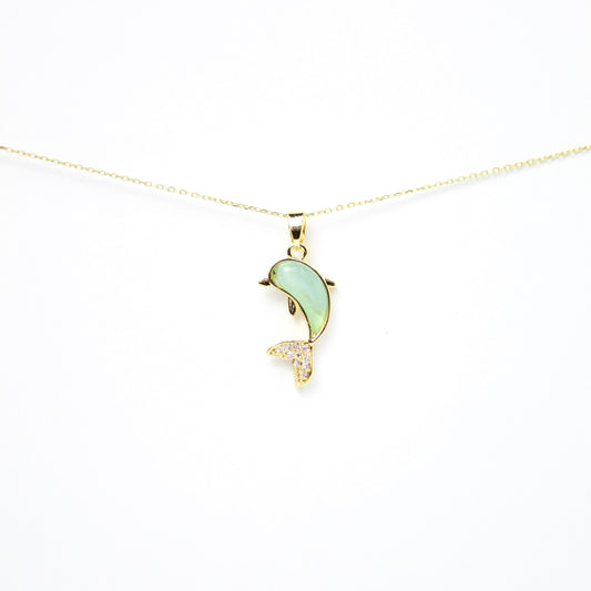 Dije delfín verde aqua de Oro laminado con incrustaciones de diamantes en la aleta de la cola