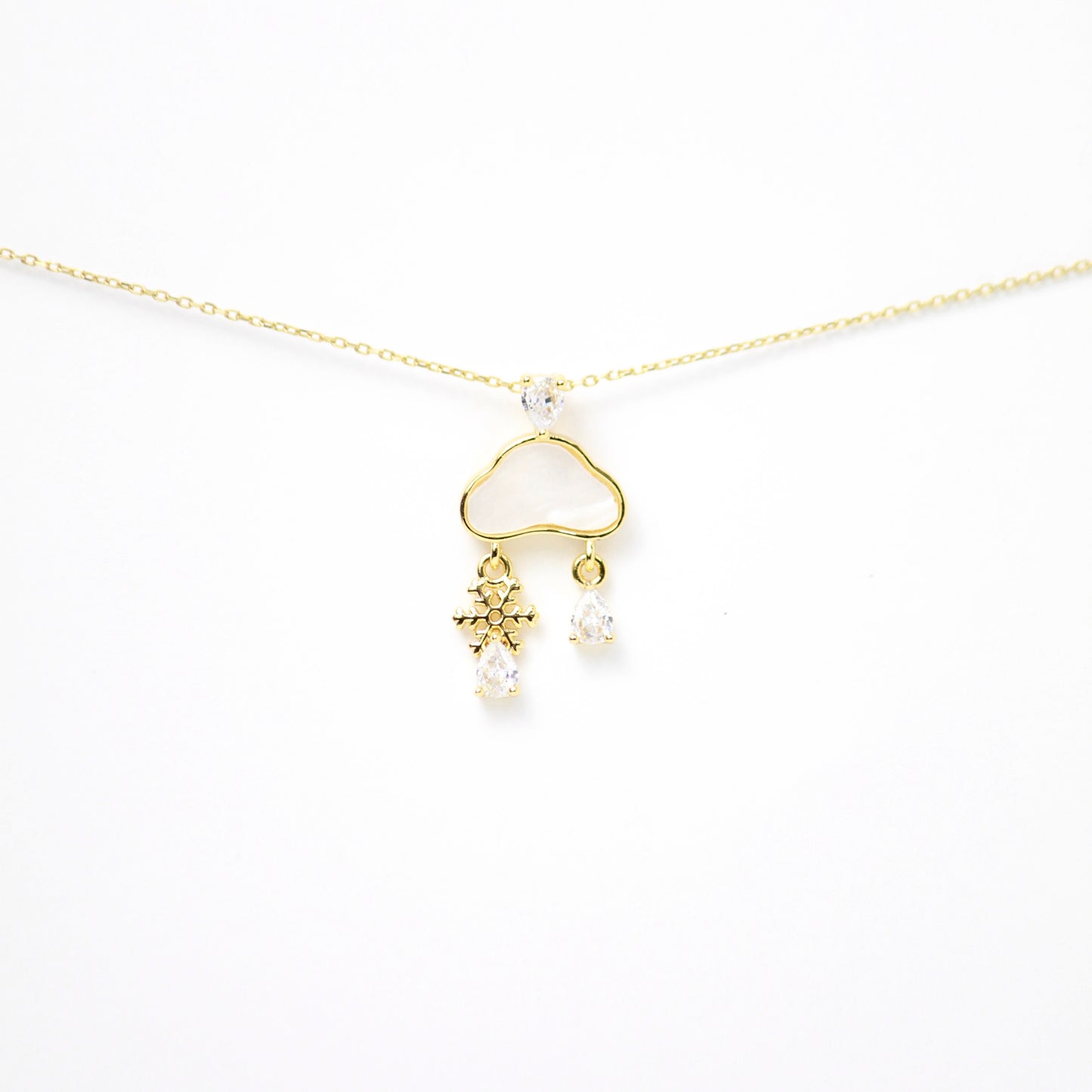 Dije de nube madreperla con gotas de cristales y un copo de nieve dorado. Oro laminado