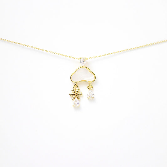 Dije de nube madreperla con gotas de cristales y un copo de nieve dorado. Oro laminado