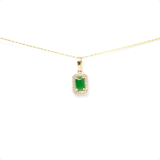 Dije de Oro 10k, rectangular con piedra central verde estilo esmeralda, rodeada de un marco brillante de zirconias que aportan luz y sofisticación