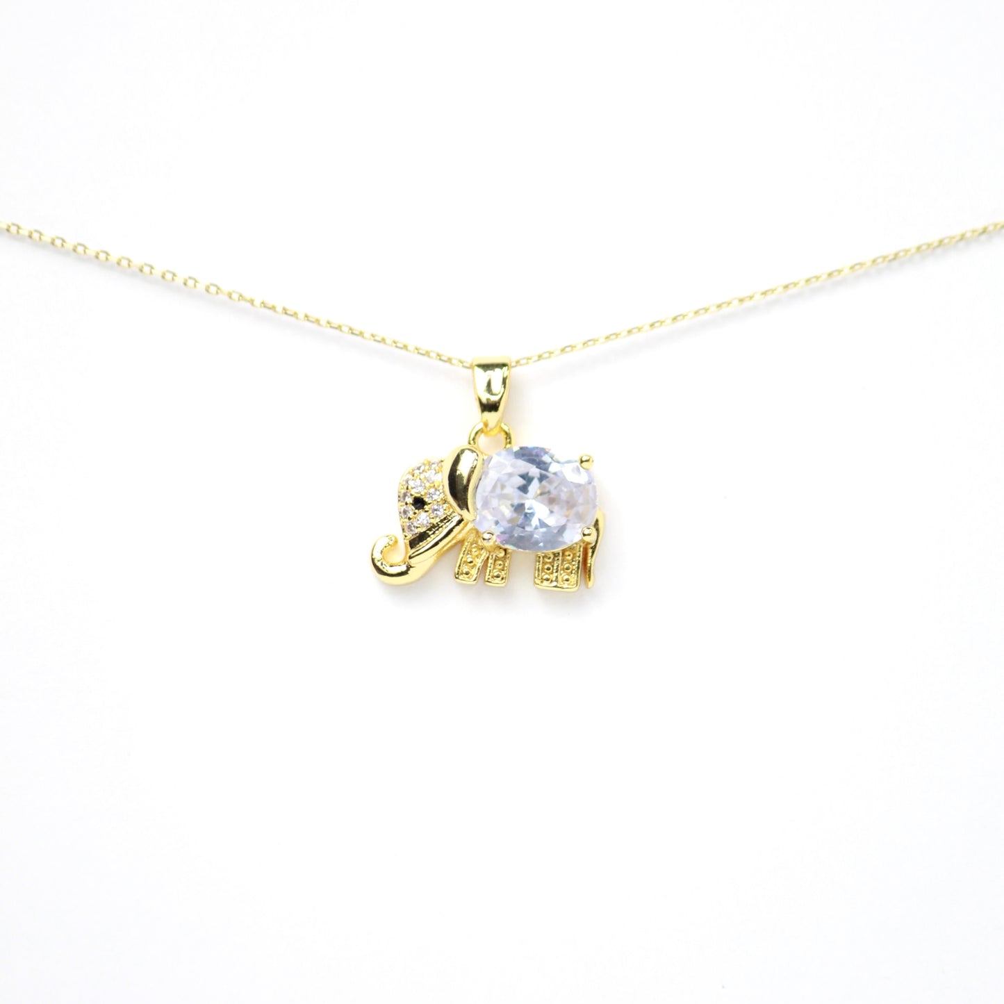 Este encantador dije de elefante combina simbolismo y lujo. Su cuerpo está representado por un gran cristal ovalado de brillo intenso, y zirconias incrustadas, Oro laminado