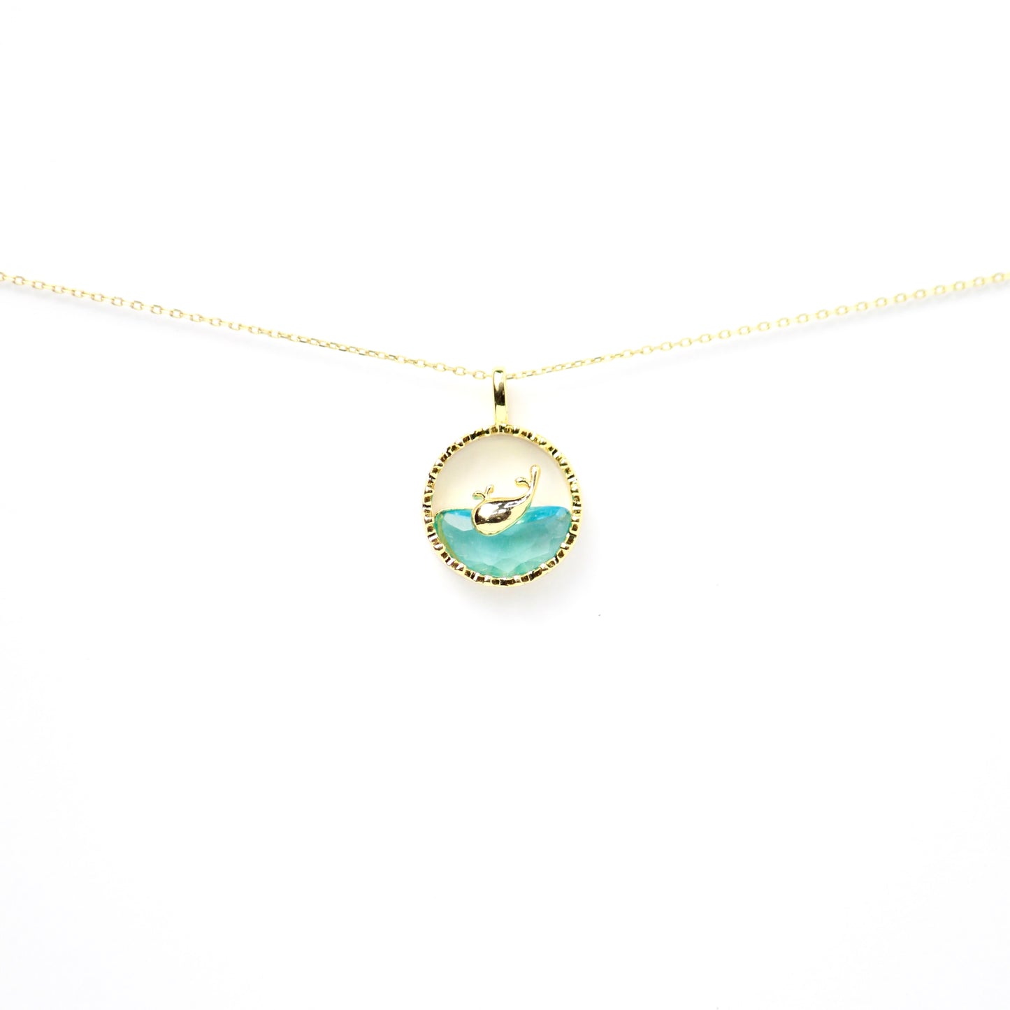 Dije de ballena flotante en mar de Zirconia, Oro laminado