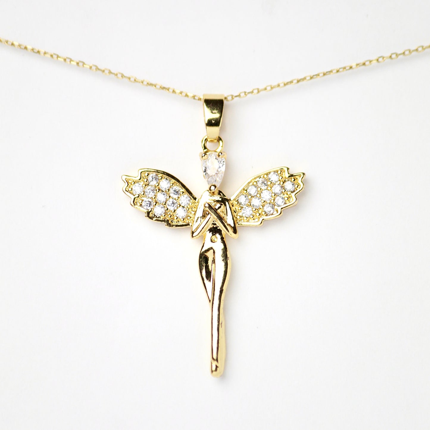 Dije Hada con Zirconias incrustadas en sus alas y un Diamante central en su rostro, Oro laminado