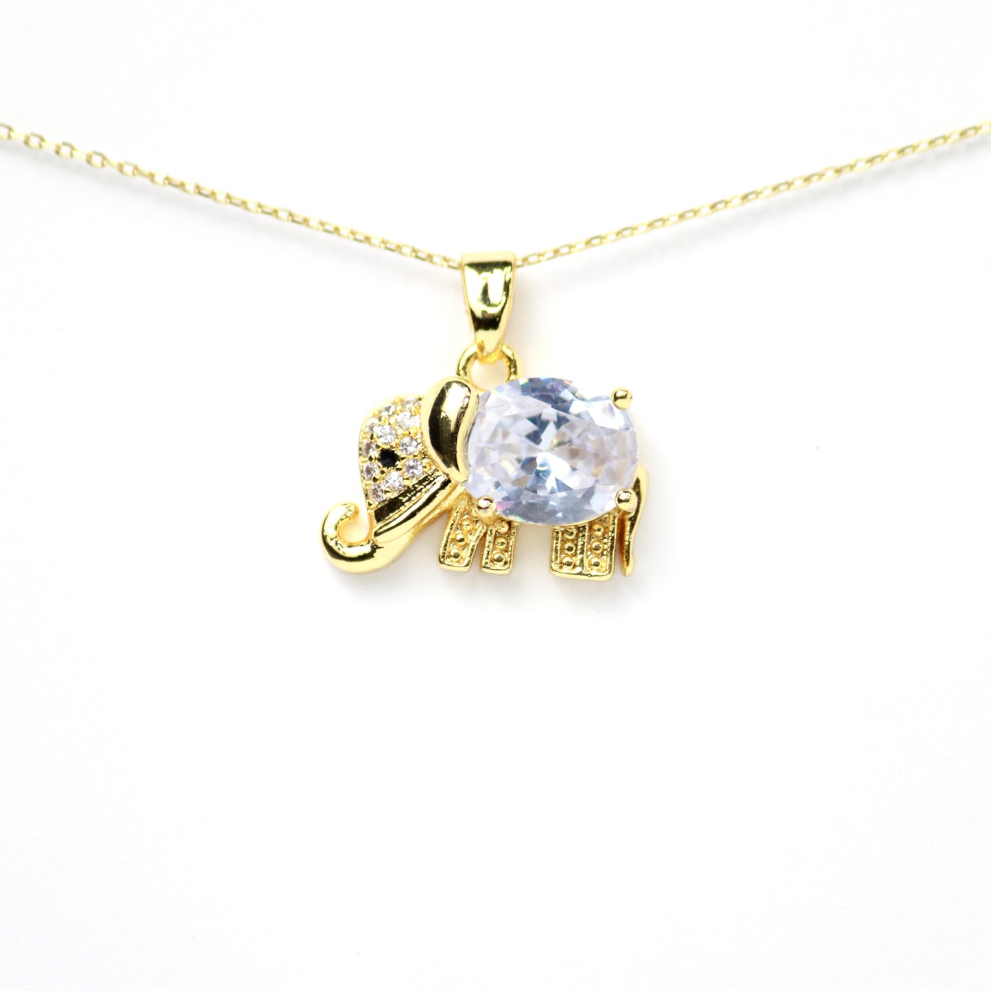 Este encantador dije de elefante combina simbolismo y lujo. Su cuerpo está representado por un gran cristal ovalado de brillo intenso, y zirconias incrustadas, Oro laminado