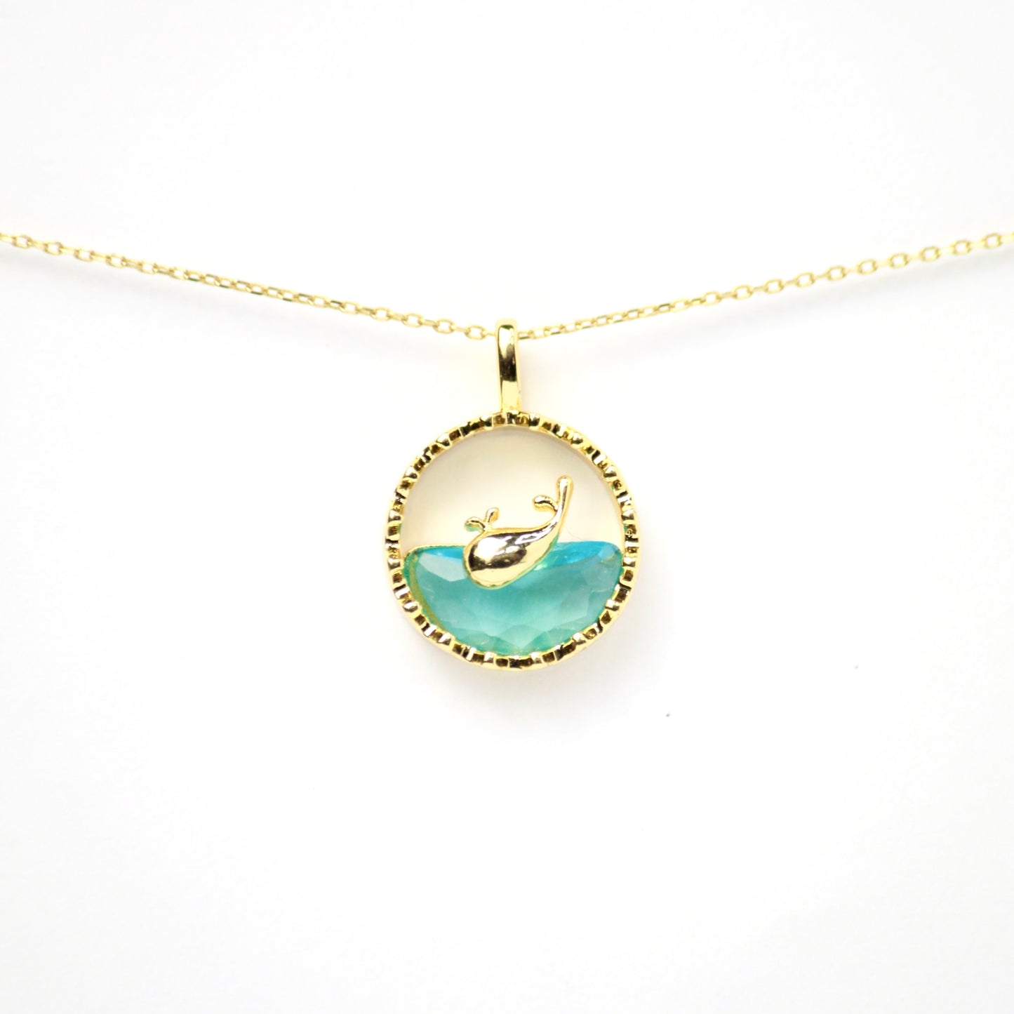 Dije de ballena flotante en mar de Zirconia, Oro laminado
